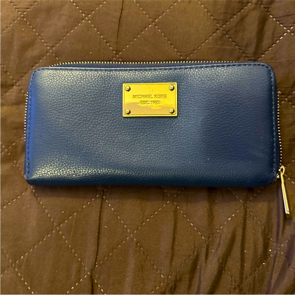 Michael Kors‎ blue leather wallet 
8.5x4inc
Used but in great condition